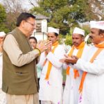 मुख्यमंत्री पुष्कर सिंह धामी के साथ पारंपरिक होली गाते चम्पावत के होल्यार