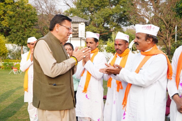 मुख्यमंत्री पुष्कर सिंह धामी के साथ पारंपरिक होली गाते चम्पावत के होल्यार