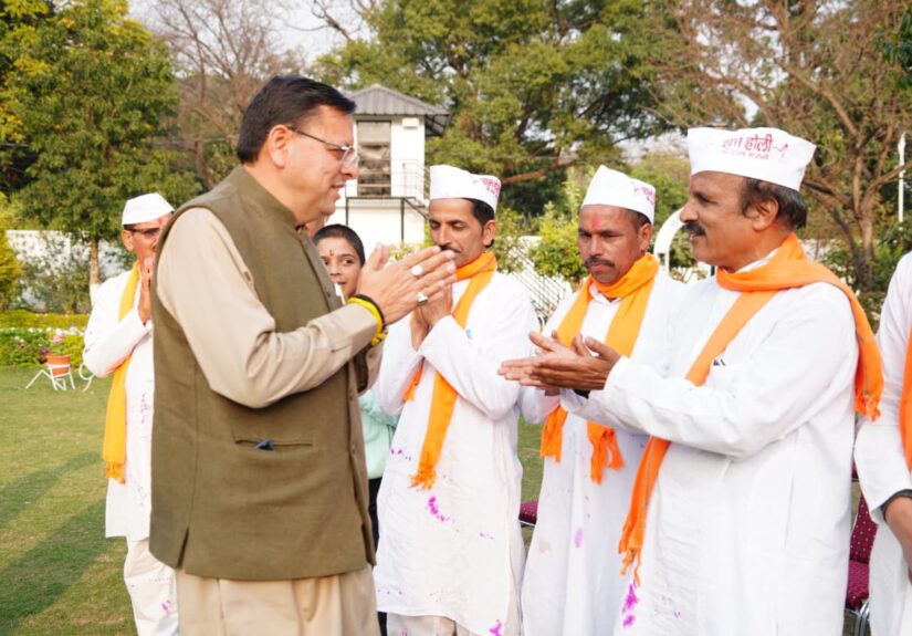 मुख्यमंत्री पुष्कर सिंह धामी के साथ पारंपरिक होली गाते चम्पावत के होल्यार