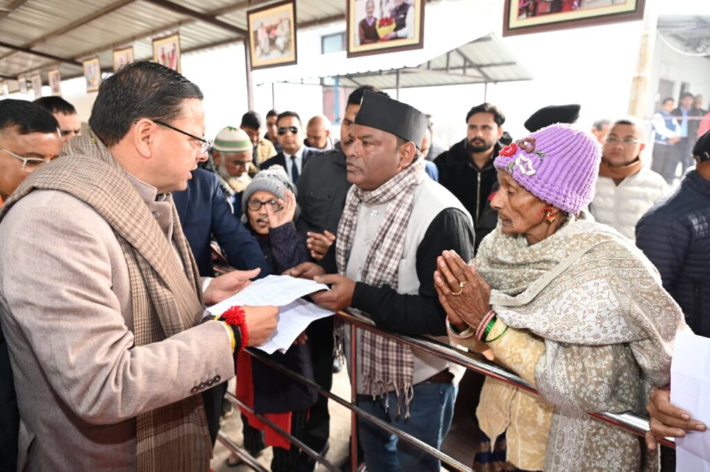 मुख्यमंत्री पुष्कर सिंह धामी खटीमा दौरे के दौरान जनता से मुलाकात करते हुए