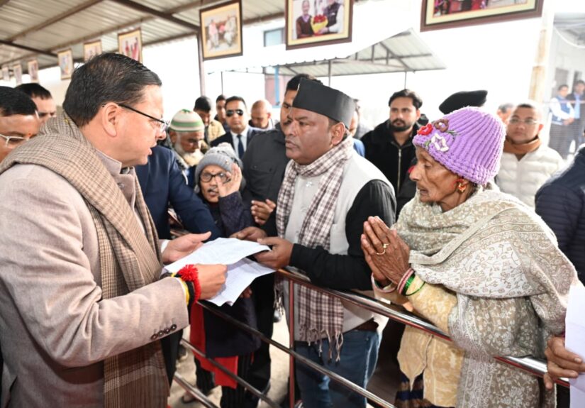 मुख्यमंत्री पुष्कर सिंह धामी खटीमा दौरे के दौरान जनता से मुलाकात करते हुए