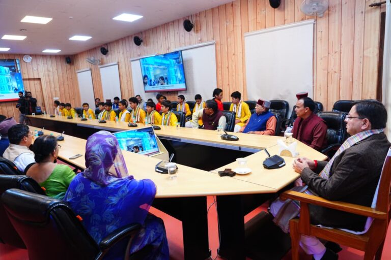 मुख्यमंत्री पुष्कर सिंह धामी मन की बात कार्यक्रम सुनते हुए जनप्रतिनिधियों और बच्चों के साथ