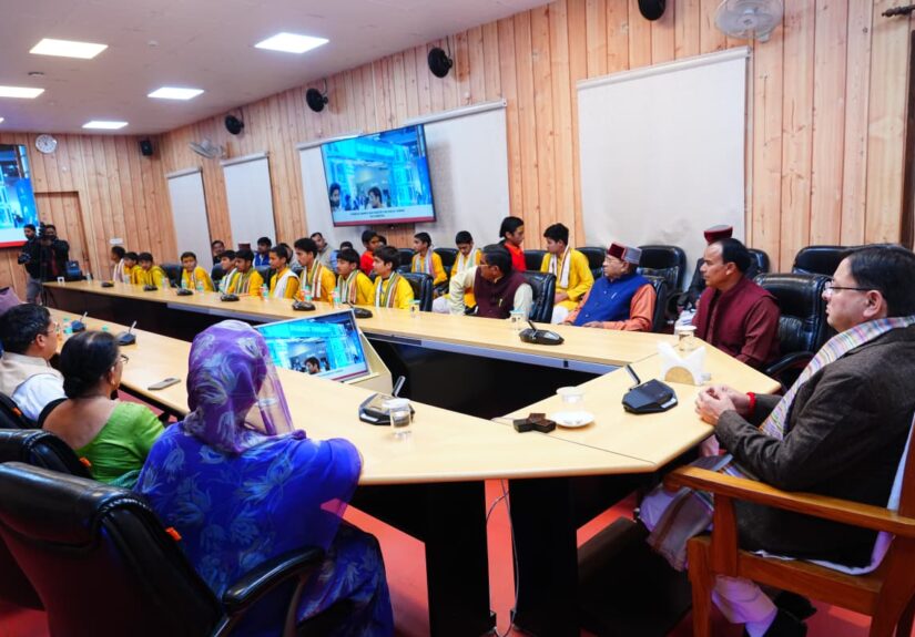 मुख्यमंत्री पुष्कर सिंह धामी मन की बात कार्यक्रम सुनते हुए जनप्रतिनिधियों और बच्चों के साथ