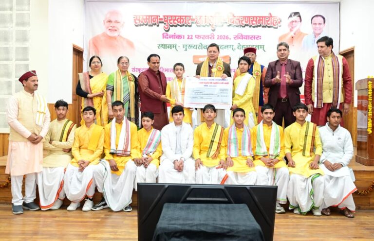 मुख्यमंत्री पुष्कर सिंह धामी संस्कृत छात्र प्रतिभा सम्मान कार्यक्रम में छात्रवृत्ति प्रदान करते हुए
