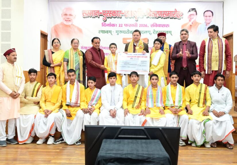 मुख्यमंत्री पुष्कर सिंह धामी संस्कृत छात्र प्रतिभा सम्मान कार्यक्रम में छात्रवृत्ति प्रदान करते हुए