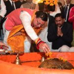 मुख्यमंत्री पुष्कर सिंह धामी वनखंडी महादेव मंदिर खटीमा में जलाभिषेक करते हुए