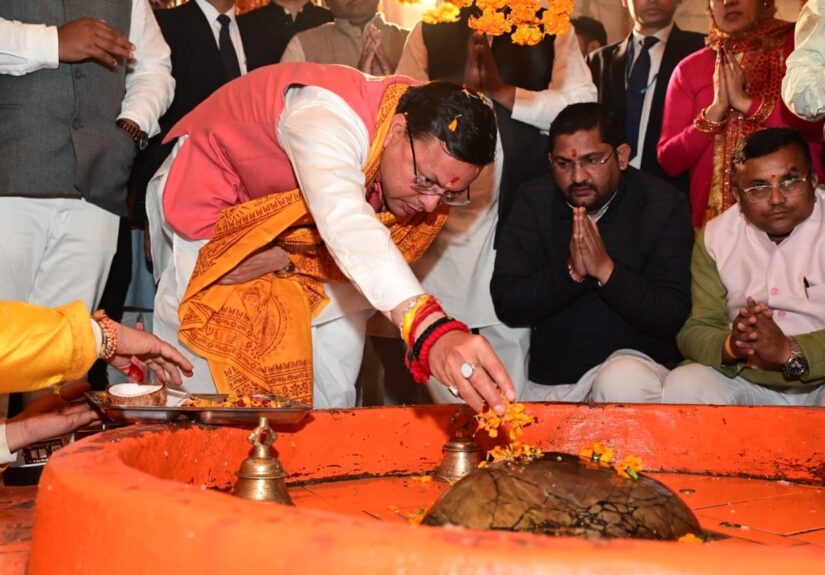 मुख्यमंत्री पुष्कर सिंह धामी वनखंडी महादेव मंदिर खटीमा में जलाभिषेक करते हुए