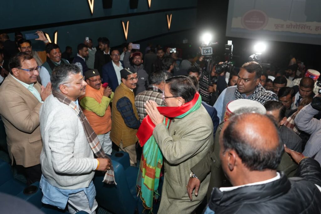 मुख्यमंत्री पुष्कर सिंह धामी देहरादून में ‘गौदान’ फिल्म का अवलोकन करते हुए