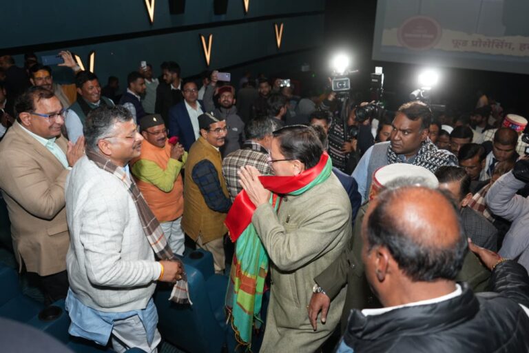 मुख्यमंत्री पुष्कर सिंह धामी देहरादून में ‘गौदान’ फिल्म का अवलोकन करते हुए