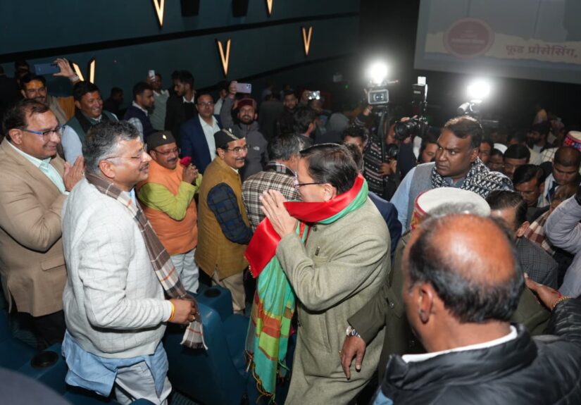 मुख्यमंत्री पुष्कर सिंह धामी देहरादून में ‘गौदान’ फिल्म का अवलोकन करते हुए