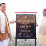 मुख्यमंत्री पुष्कर सिंह धामी सहसपुर में 1203.40 लाख रुपये की सड़क चौड़ीकरण परियोजना का शिलान्यास करते हुए