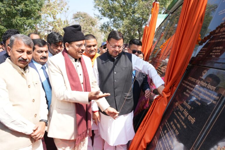 हल्द्वानी में विकास योजनाओं का लोकार्पण करते मुख्यमंत्री पुष्कर सिंह धामी