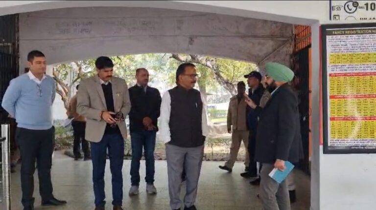 डीएम ललित मोहन रयाल ने आरटीओ हल्द्वानी का औचक निरीक्षण किया