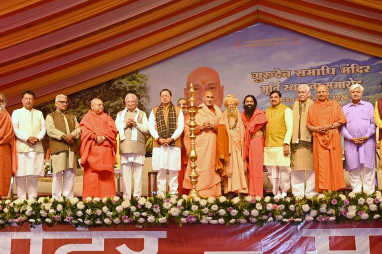 मुख्यमंत्री पुष्कर सिंह धामी हरिद्वार संत सम्मेलन में संबोधित करते हुए