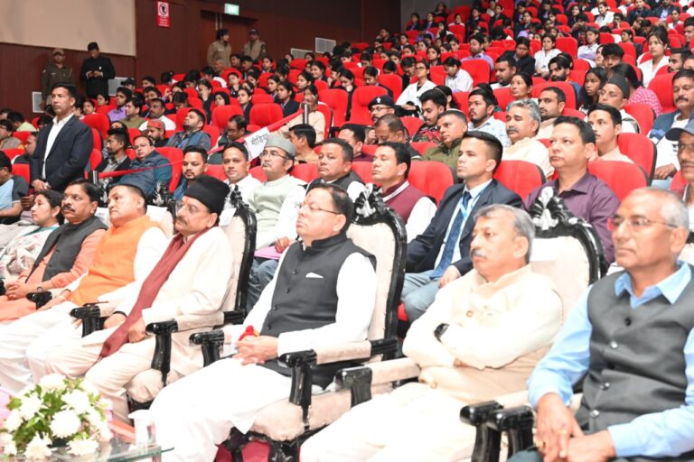 हल्द्वानी मेडिकल कॉलेज में HPV टीकाकरण कक्ष का निरीक्षण करते मुख्यमंत्री पुष्कर सिंह धामी 