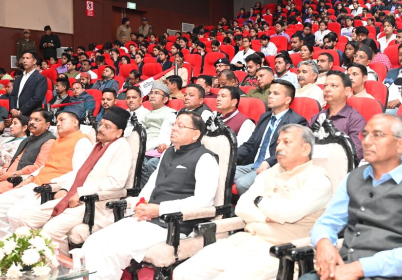 हल्द्वानी मेडिकल कॉलेज में HPV टीकाकरण कक्ष का निरीक्षण करते मुख्यमंत्री पुष्कर सिंह धामी 