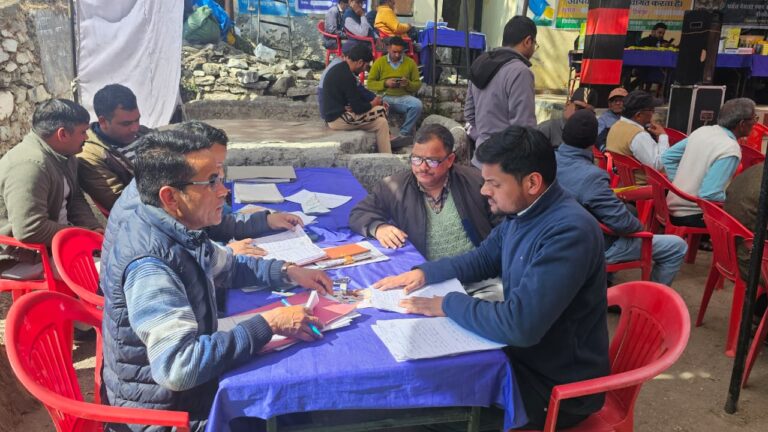 जन-जन की सरकार जन-जन के द्वार शिविर में नागरिकों की समस्याएं सुनते अधिकारी