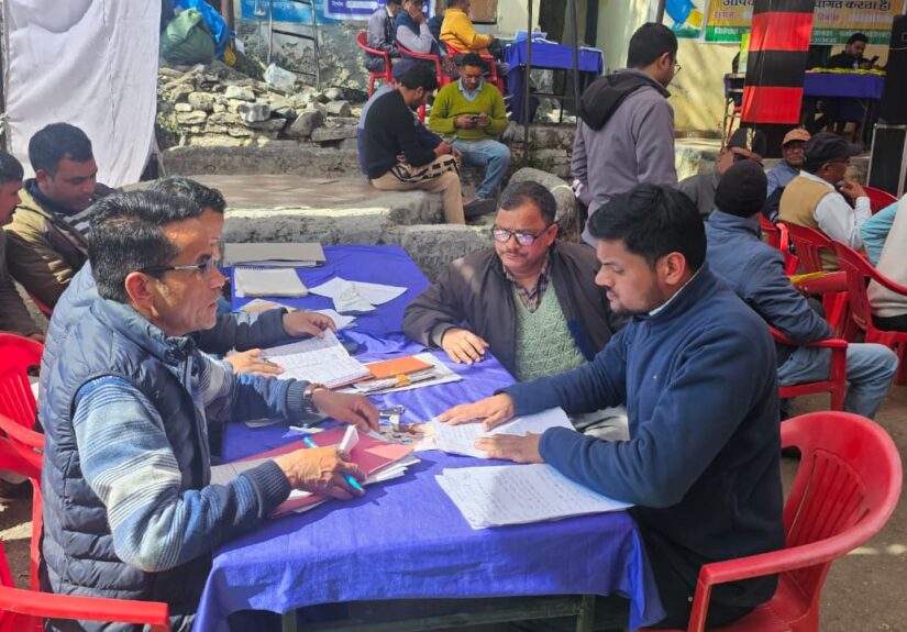 जन-जन की सरकार जन-जन के द्वार शिविर में नागरिकों की समस्याएं सुनते अधिकारी