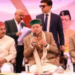 मुख्यमंत्री पुष्कर सिंह धामी चिन्यालीसौड़ में जन-जन की सरकार जन-जन के द्वार कार्यक्रम में लोगों की समस्याएँ सुनते हुए