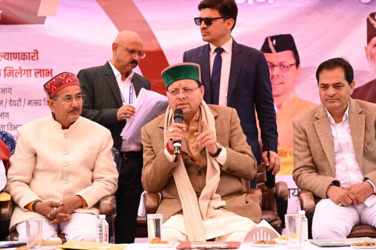 मुख्यमंत्री पुष्कर सिंह धामी चिन्यालीसौड़ में जन-जन की सरकार जन-जन के द्वार कार्यक्रम में लोगों की समस्याएँ सुनते हुए