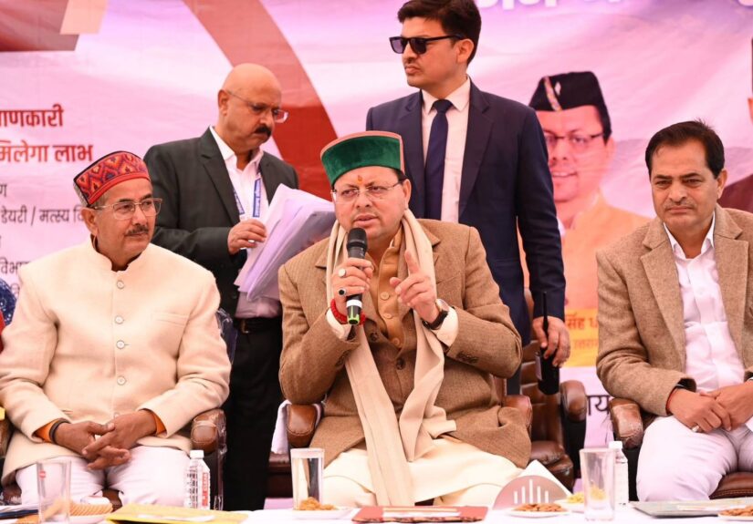 मुख्यमंत्री पुष्कर सिंह धामी चिन्यालीसौड़ में जन-जन की सरकार जन-जन के द्वार कार्यक्रम में लोगों की समस्याएँ सुनते हुए