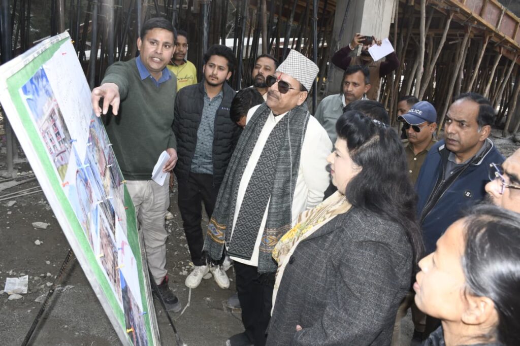 सांसद अजय भट्ट भवाली बाईपास पुल और कैंची धाम पार्किंग निर्माण कार्यों का निरीक्षण करते हुए