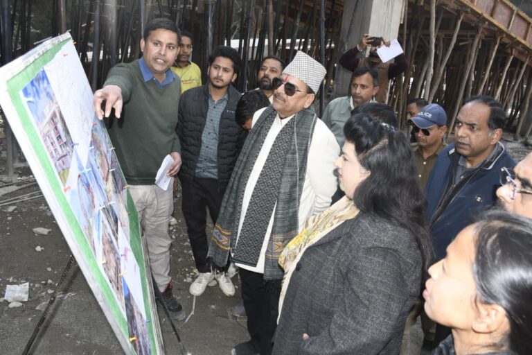सांसद अजय भट्ट भवाली बाईपास पुल और कैंची धाम पार्किंग निर्माण कार्यों का निरीक्षण करते हुए