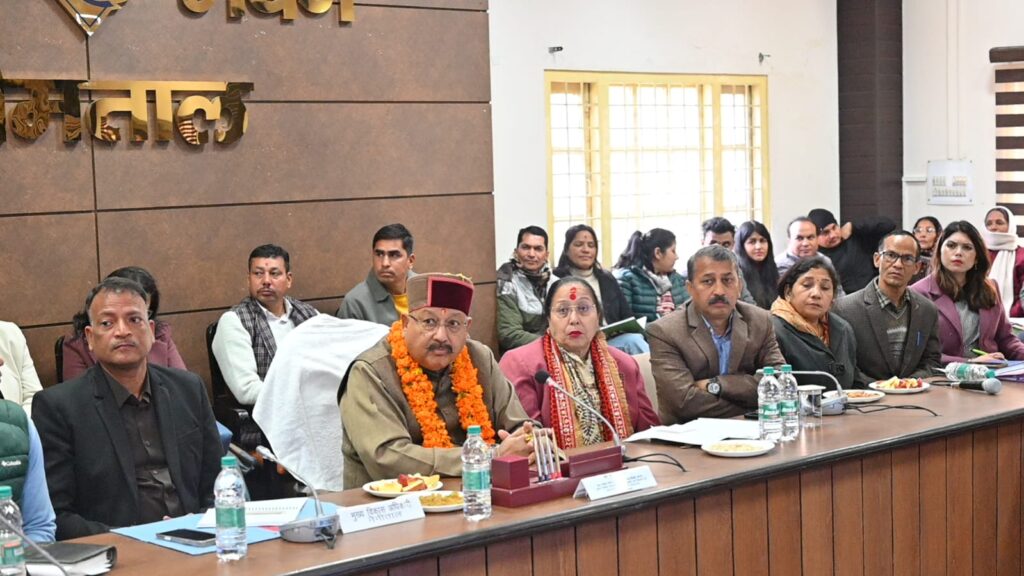 कैंचीधाम बायपास को लेकर बैठक करते कैबिनेट मंत्री सतपाल महाराज