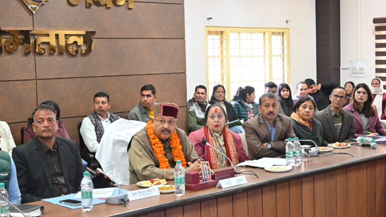 कैंचीधाम बायपास को लेकर बैठक करते कैबिनेट मंत्री सतपाल महाराज