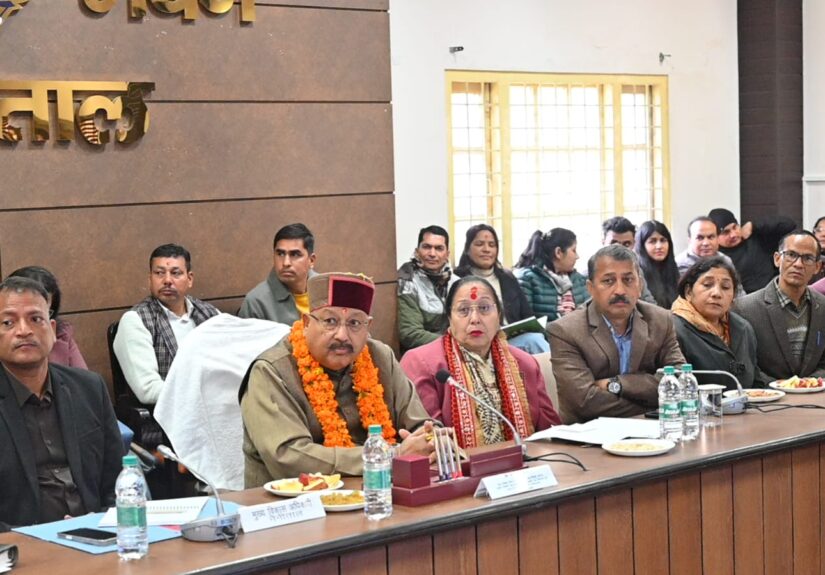 कैंचीधाम बायपास को लेकर बैठक करते कैबिनेट मंत्री सतपाल महाराज