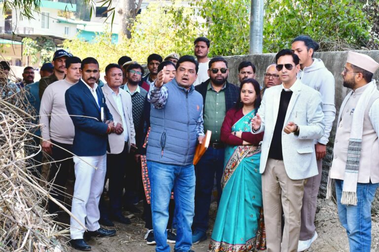 जिला चिकित्सालय बागेश्वर का निरीक्षण करते कुमाऊं आयुक्त दीपक रावत