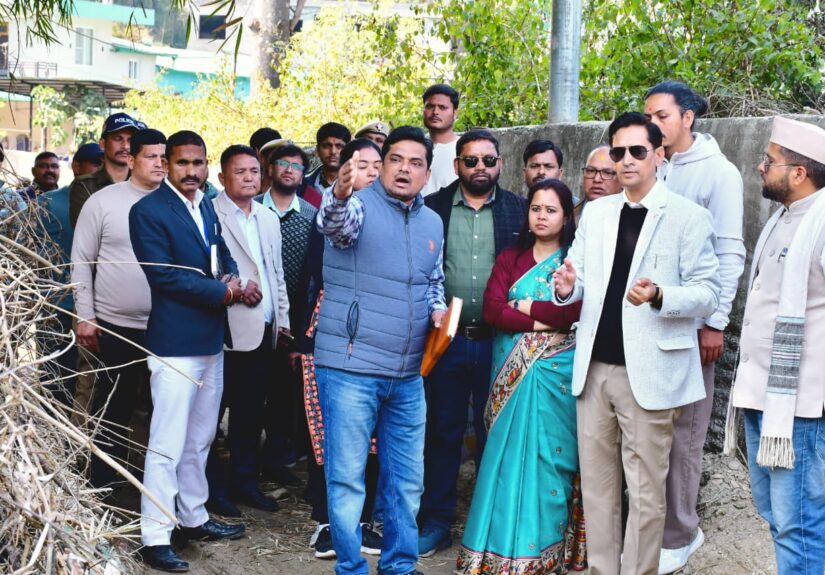 जिला चिकित्सालय बागेश्वर का निरीक्षण करते कुमाऊं आयुक्त दीपक रावत