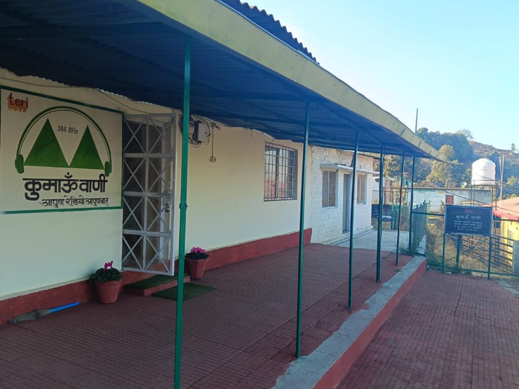मुक्तेश्वर स्थित कुमाऊँनी कम्युनिटी रेडियो टीम विश्व रेडियो दिवस पर प्रसारण करते हुए