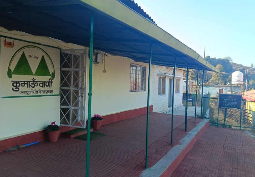 मुक्तेश्वर स्थित कुमाऊँनी कम्युनिटी रेडियो टीम विश्व रेडियो दिवस पर प्रसारण करते हुए