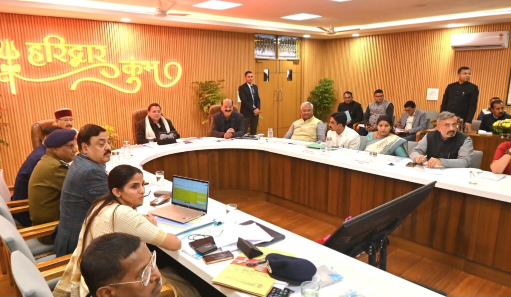 हरिद्वार में कुंभ मेला तैयारियों की समीक्षा बैठक में अधिकारियों के साथ मुख्यमंत्री