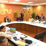 हरिद्वार में कुंभ मेला तैयारियों की समीक्षा बैठक में अधिकारियों के साथ मुख्यमंत्री