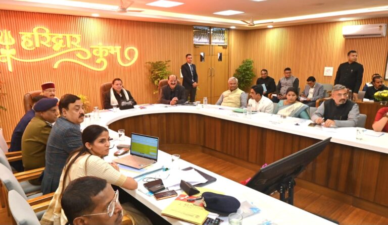 हरिद्वार में कुंभ मेला तैयारियों की समीक्षा बैठक में अधिकारियों के साथ मुख्यमंत्री