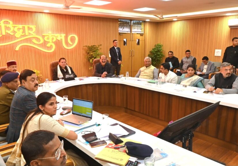 हरिद्वार में कुंभ मेला तैयारियों की समीक्षा बैठक में अधिकारियों के साथ मुख्यमंत्री