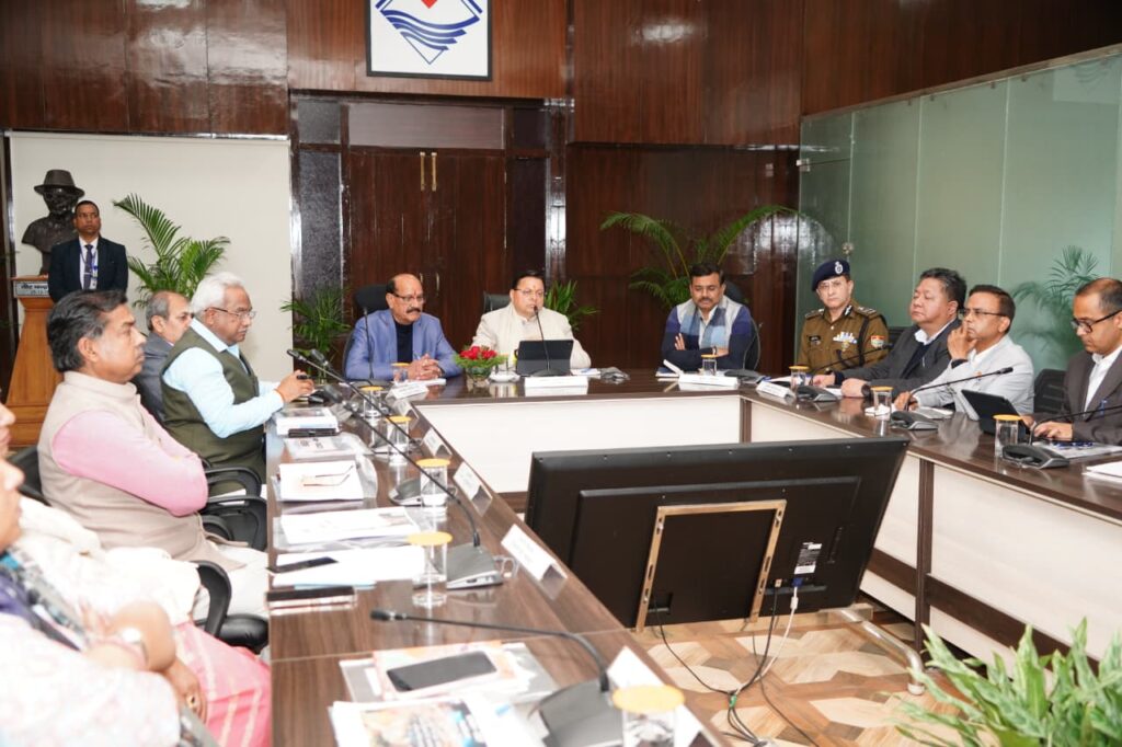 कुंभ मेला 2027 की तैयारियों की समीक्षा बैठक करते मुख्यमंत्री पुष्कर सिंह धामी