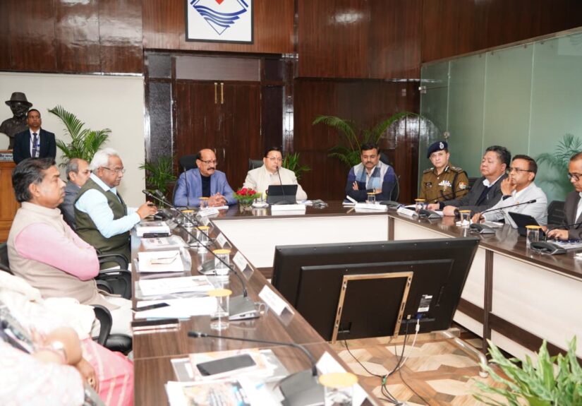 कुंभ मेला 2027 की तैयारियों की समीक्षा बैठक करते मुख्यमंत्री पुष्कर सिंह धामी