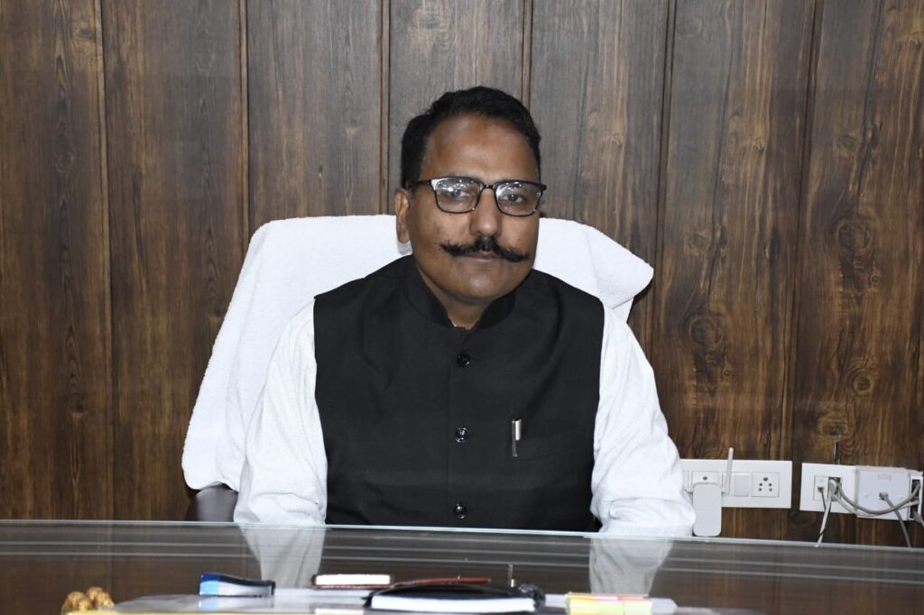 नैनीताल डीएम ललित मोहन रयाल बोर्ड परीक्षा 2026 को लेकर छात्रों को संदेश देते हुए