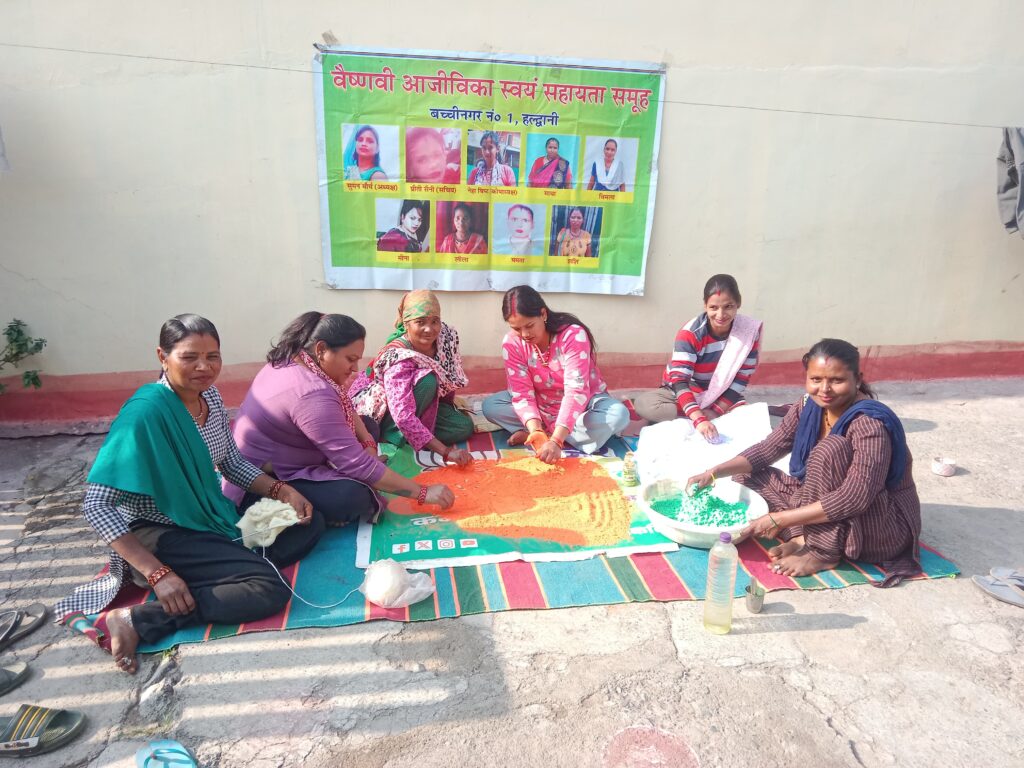 हल्द्वानी में अपने घर पर मसाले तैयार करती महिला उद्यमी प्रीति सैनी