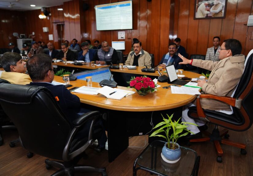 सचिवालय में पिटकुल की समीक्षा बैठक की अध्यक्षता करते मुख्यमंत्री पुष्कर सिंह धामी