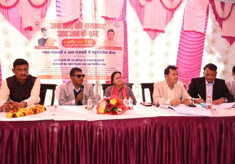 रानीबाग में जन-जन की सरकार जन-जन के द्वार बहुउद्देशीय शिविर में लोगों की समस्याएं सुनते प्रभारी सचिव चन्द्रेश कुमार यादव