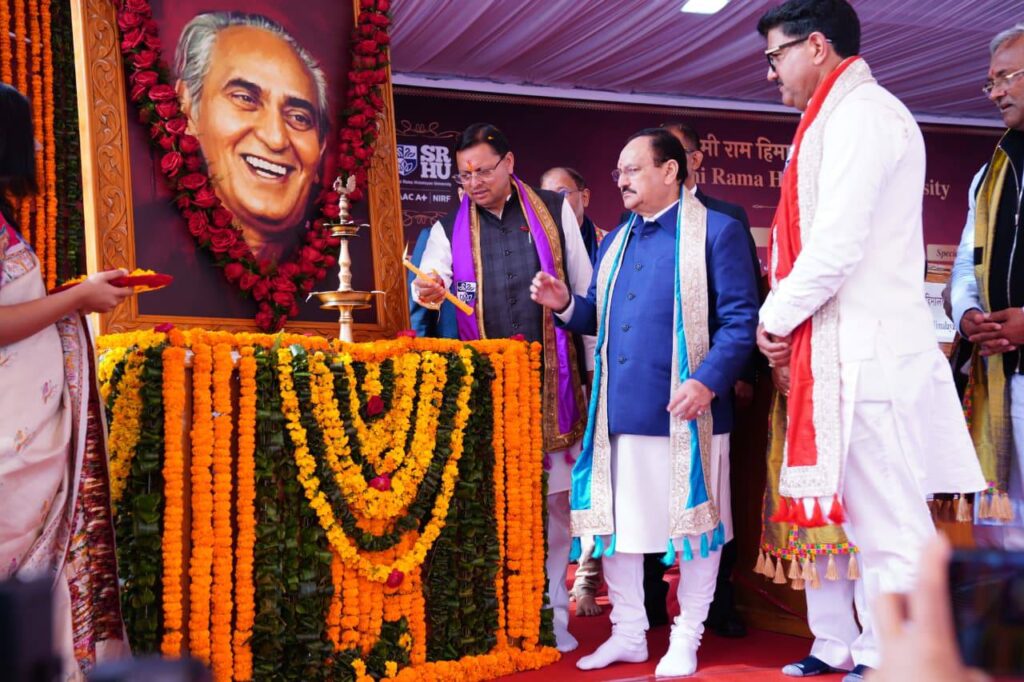 स्वामी राम हिमालयन विश्वविद्यालय दीक्षांत समारोह में जेपी नड्डा और पुष्कर सिंह धामी विद्यार्थियों को डिग्री प्रदान करते हुए