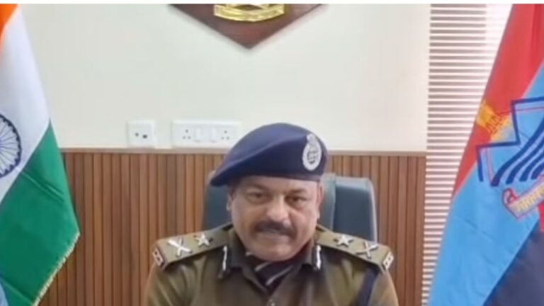 देहरादून परीक्षा केंद्र में STF द्वारा पकड़ा गया हाईटेक नकल सेटअप