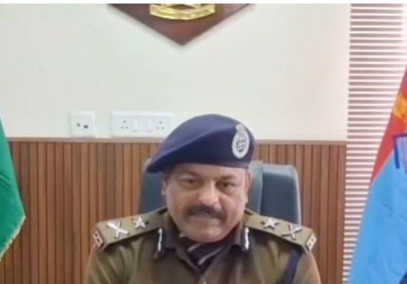 देहरादून परीक्षा केंद्र में STF द्वारा पकड़ा गया हाईटेक नकल सेटअप