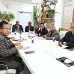 उत्तराखंड के मुख्य निर्वाचन अधिकारी डॉ. बीवीआरसी पुरुषोत्तम राजनीतिक दलों के साथ बैठक करते हुए