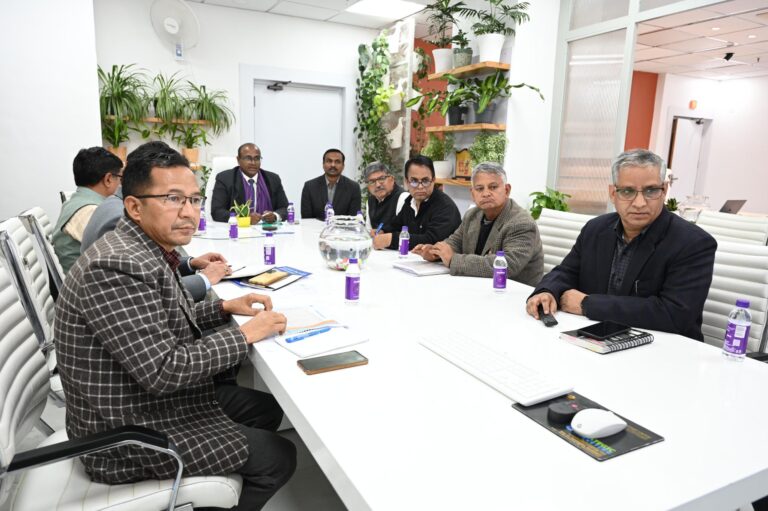 उत्तराखंड के मुख्य निर्वाचन अधिकारी डॉ. बीवीआरसी पुरुषोत्तम राजनीतिक दलों के साथ बैठक करते हुए