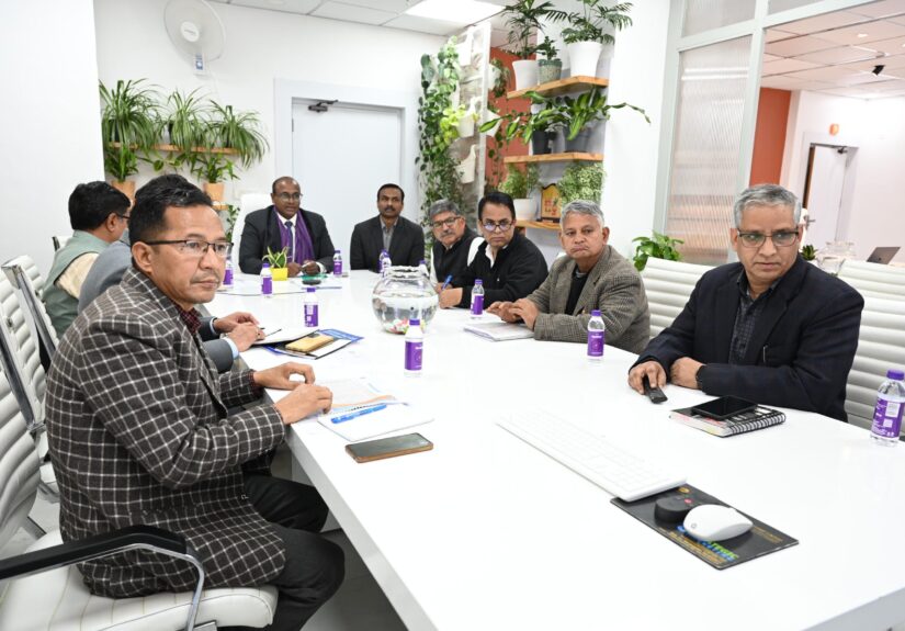 उत्तराखंड के मुख्य निर्वाचन अधिकारी डॉ. बीवीआरसी पुरुषोत्तम राजनीतिक दलों के साथ बैठक करते हुए